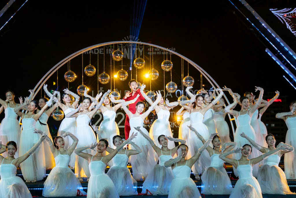 Các nghệ sĩ miệt mài luyện tập để có thể mang đến cho khán giả những màn trình diễn ấn tượng nhất.