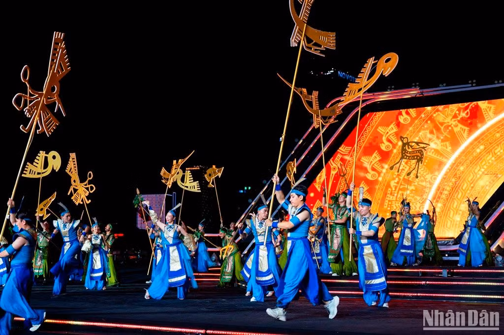 Trên nền những âm thanh ngọt ngào tình yêu trời biển trong “Lời ru Âu Lạc” được thể hiện bởi ca sĩ Tùng Dương, các vận động viên flyboard đạt kỷ lục và giải thưởng thế giới mang đến màn trình diễn nghệ thuật thể thao Jetski & Flyboard vô cùng ấn tượng.