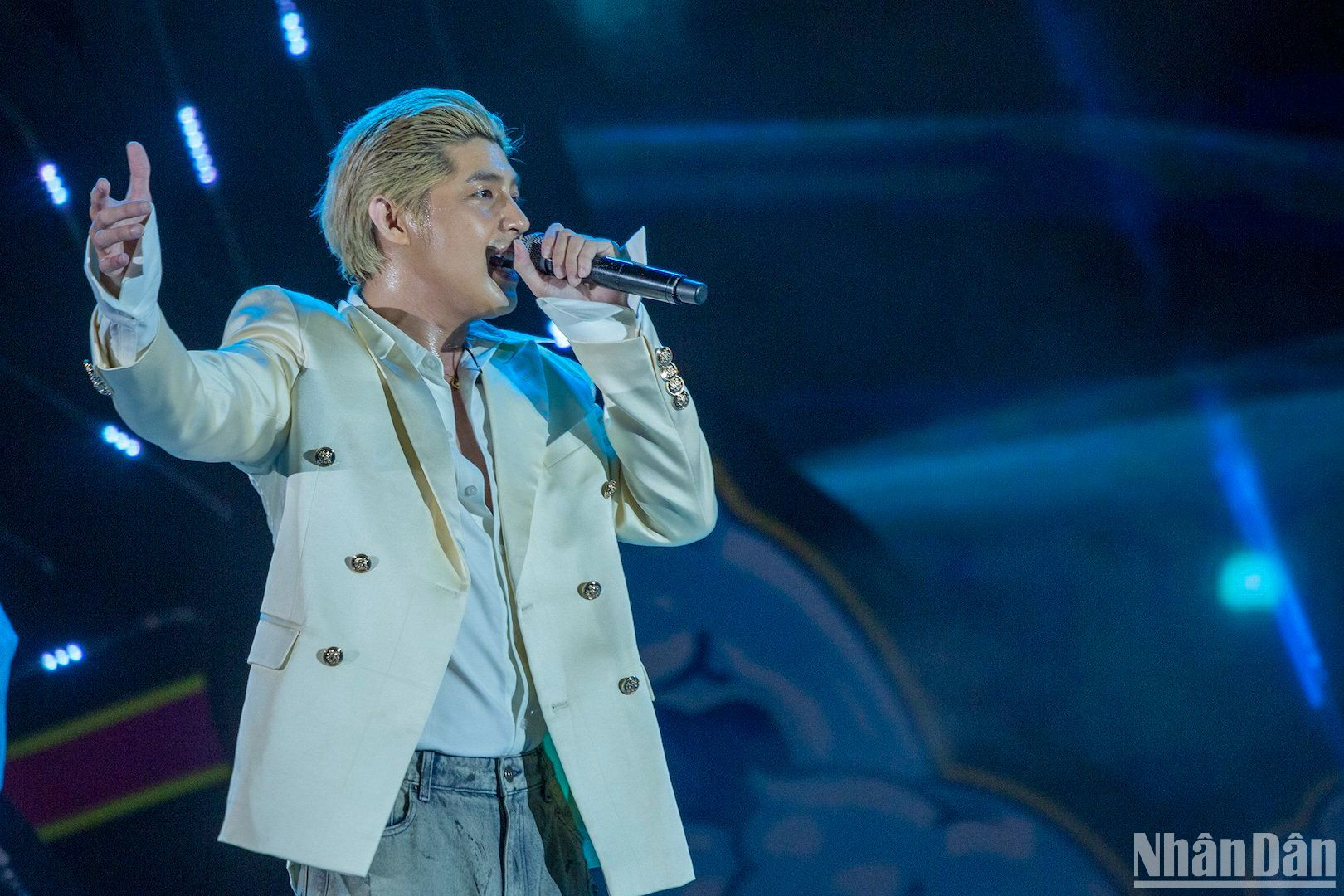 Ca sĩ Noo Phước Thịnh với khán giả Đà Nẵng. (Ảnh: ANH ĐÀO) Ca sĩ Noo Phước Thịnh với khán giả Đà Nẵng. (Ảnh: ANH ĐÀO)
