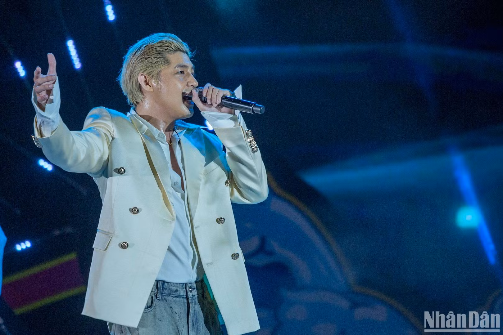 Ca sĩ Noo Phước Thịnh với khán giả Đà Nẵng. (Ảnh: ANH ĐÀO)