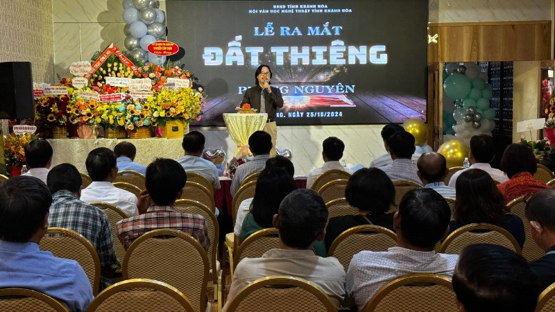 Họa sĩ Trần Hà, Chủ tịch Hội Văn học nghệ thuật tỉnh Khánh Hòa phát biểu chúc mừng tác phẩm mới của nhà báo Phong Nguyên. (Ảnh: ANH ĐÀO)