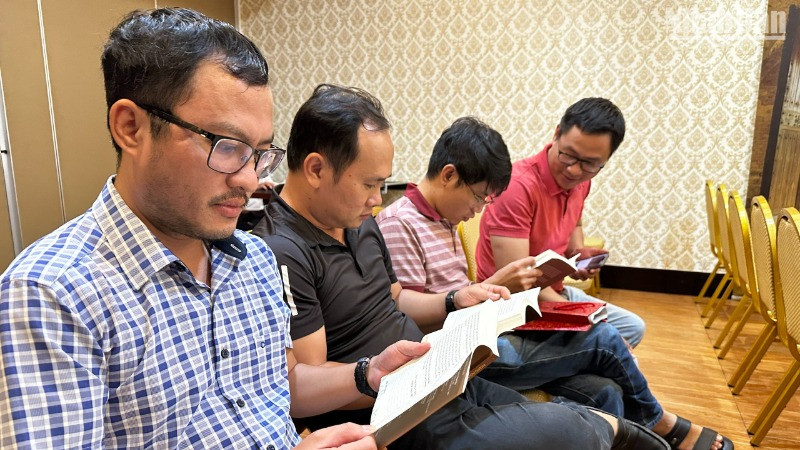 Nhiều đồng nghiệp làm báo ở tỉnh Khánh Hòa đến dự, chia sẻ với tác phẩm mới của nhà báo Phong Nguyên. (Ảnh: ANH ĐÀO)