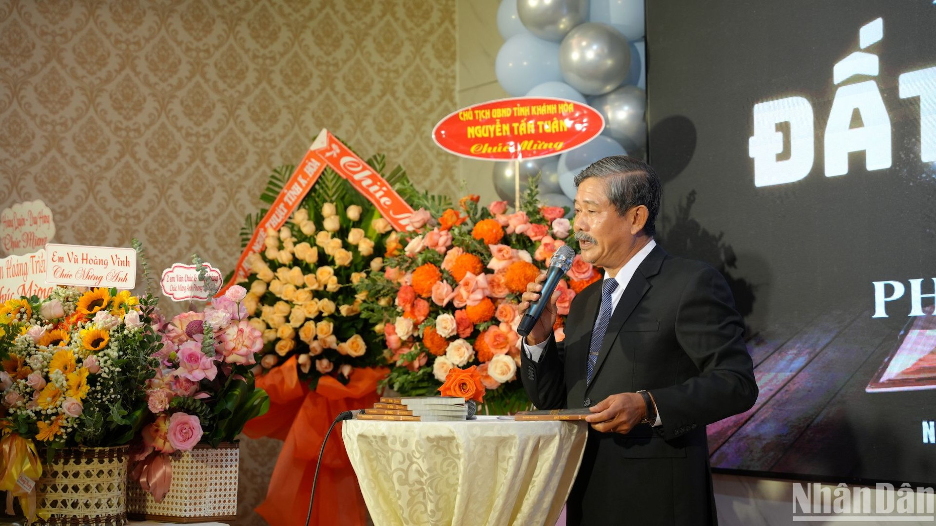 Nhà báo Phong Nguyên phát biểu tại buổi ra mắt sách. (Ảnh: ANH ĐÀO)