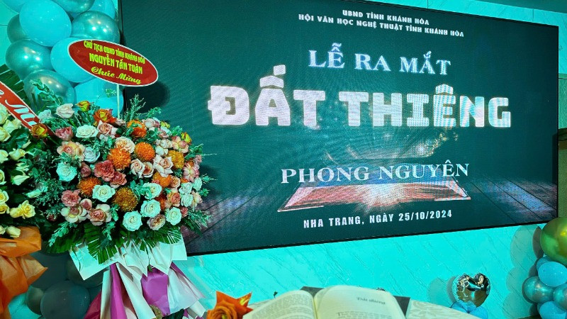 Tác phẩm Đất thiêng của nhà báo Phong Nguyên với nhiều bút ký, tùy bút viết về chủ quyền biển đảo Việt Nam. (Ảnh: ANH ĐÀO)