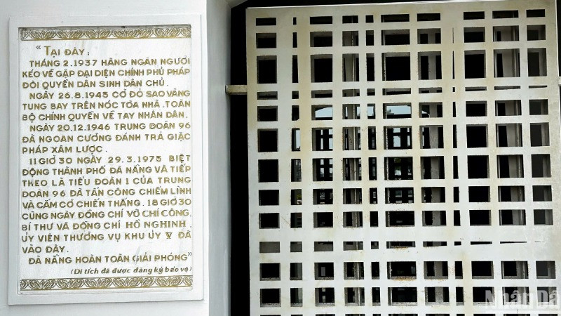 Bảo tàng Đà Nẵng hiện nay được nâng cấp, xây dựng từ Tòa thị chính Đà Nẵng với Bảng dấu tích ghi lại thời khắc lịch sử của Đà Nẵng, đây là Di tích đã được đăng ký bảo vệ. (Ảnh: ANH ĐÀO)