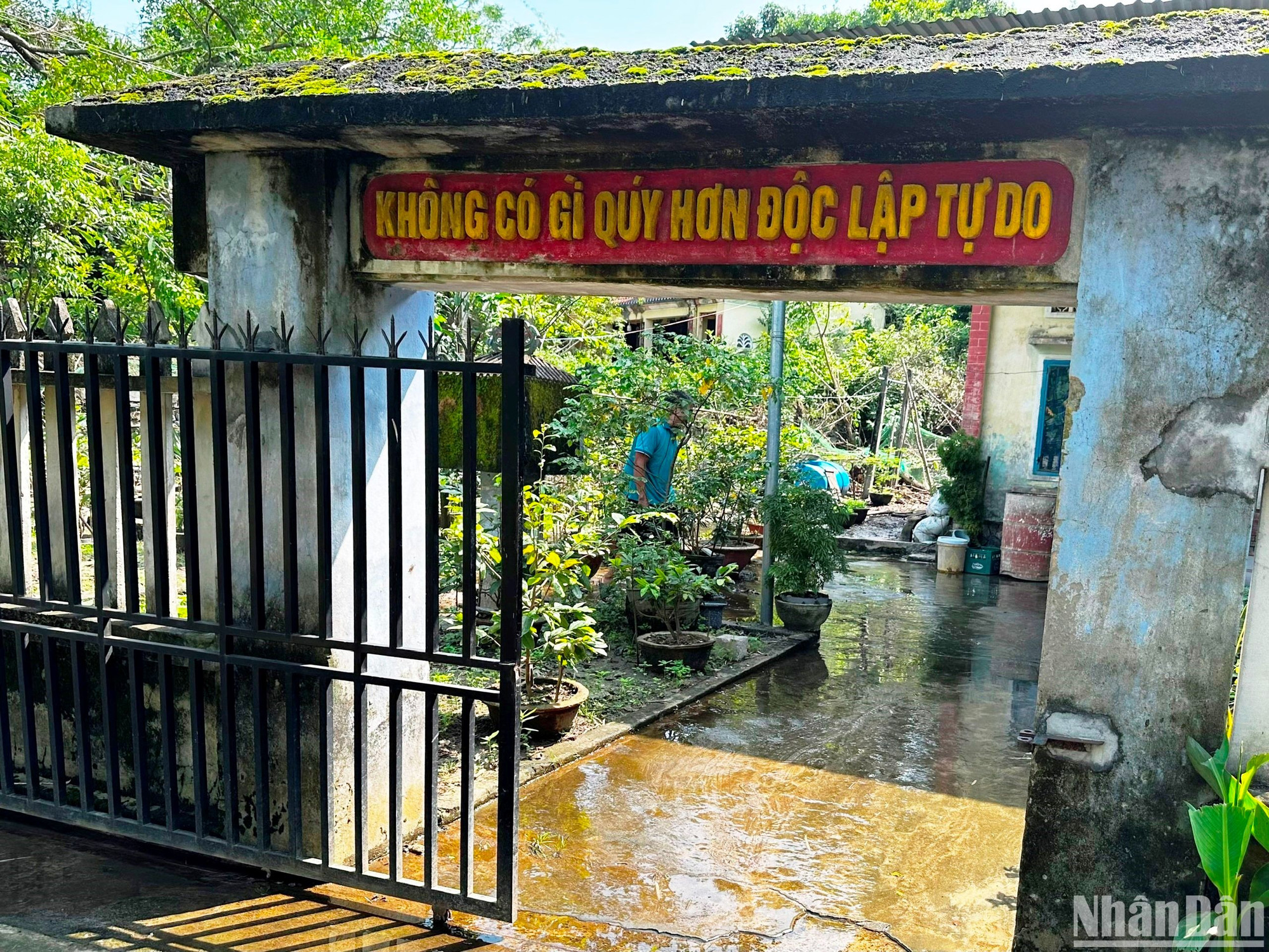 Cổng nhà ông Lê Đức Đề, ngay lối vào làng Trung Sơn, được khắc trang trọng câu nói nổi tiếng bất hủ của Chủ tịch Hồ Chí Minh “Không có gì quý hơn độc lập, tự do”(Ảnh: ANH ĐÀO)
