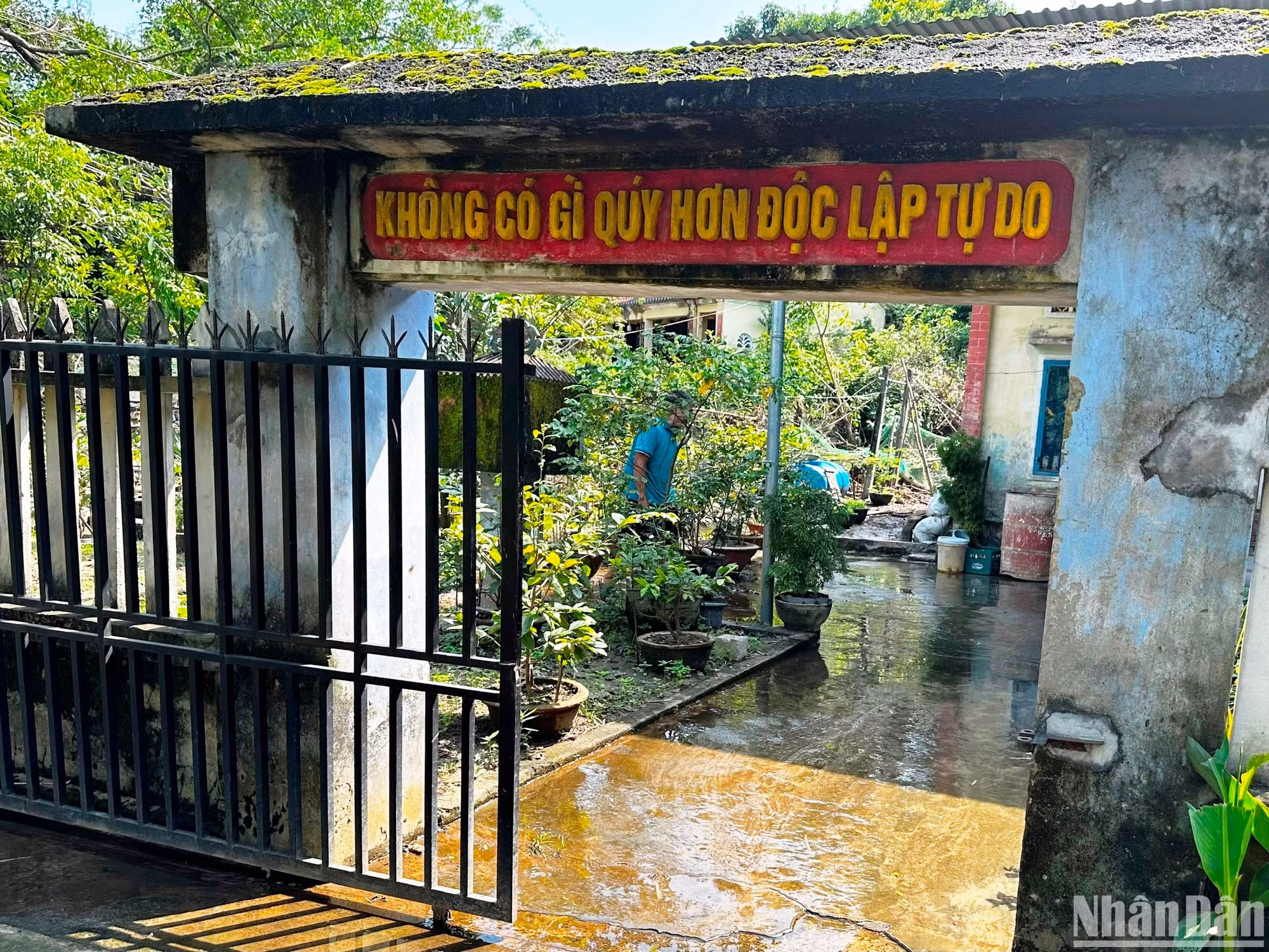 Cổng nhà ông Lê Đức Đề, ngay lối vào làng Trung Sơn, được khắc trang trọng câu nói nổi tiếng bất hủ của Chủ tịch Hồ Chí Minh “Không có gì quý hơn độc lập, tự do”(Ảnh: ANH ĐÀO)