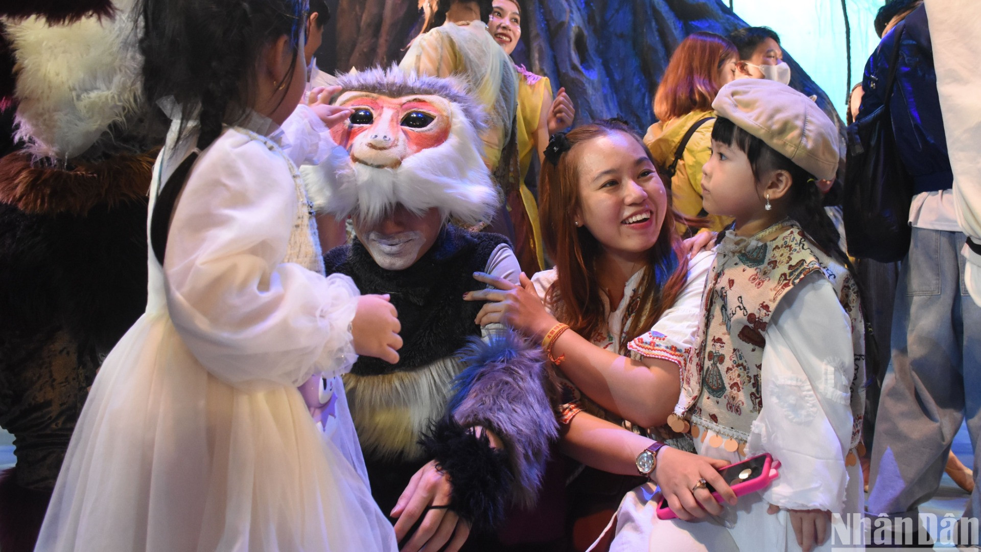 Khán giả nhí hào hứng xem chương trình và chụp hình lưu niệm với các diễn viên đóng vai Voọc Chà vá chân nâu. (Ảnh: ANH ĐÀO)