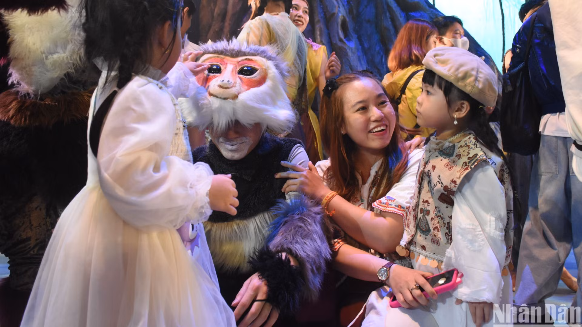 Khán giả nhí hào hứng xem chương trình và chụp hình lưu niệm với các diễn viên đóng vai Voọc Chà vá chân nâu. (Ảnh: ANH ĐÀO)