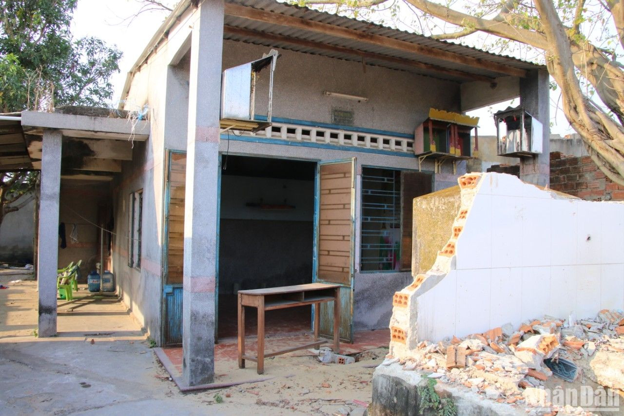 Hiện tại còn một số hộ đang tiếp tục đề xuất hỗ trợ thêm kinh phí, chưa tháo dỡ nhà cửa. (Ảnh: ANH ĐÀO)