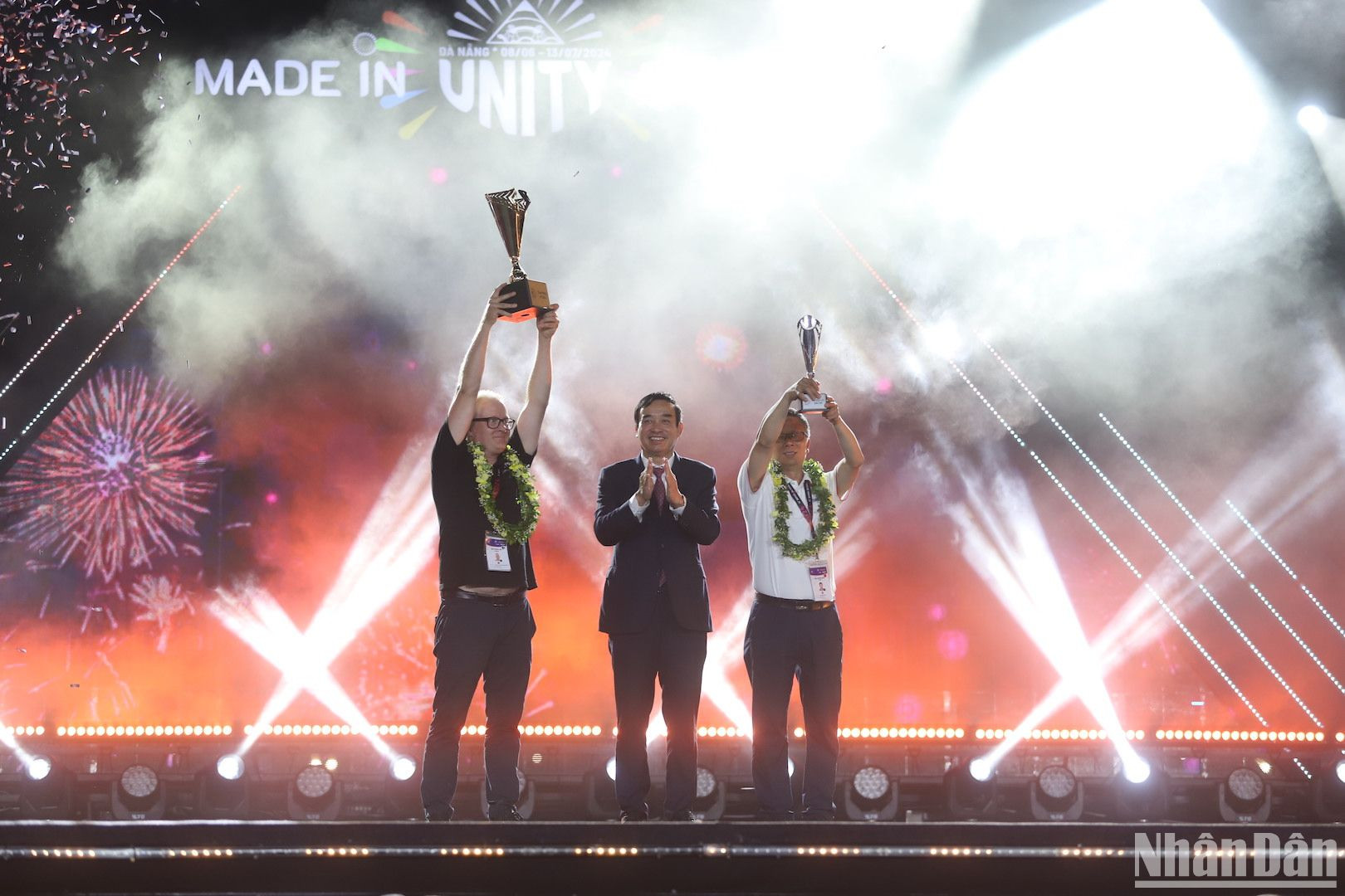 Chủ tịch UBND TP Đà Nẵng Lê Trung Chinh trao cúp cho hai đội giành giải quán quân và á quân đêm chung kết Lễ hội pháo hoa quốc tế Đà Nẵng - DIFF 2024. (Ảnh ANH ĐÀO)