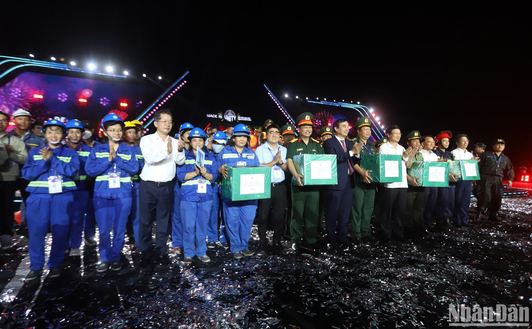 Bí thư Thành ủy Đà Nẵng Nguyễn Văn Quảng và Chủ tịch UBND TP Đà Nẵng Lê Trung Chinh thăm hỏi, tặng quà động viên các lực lượng đã túc trực, cắm chốt làm nhiệm vụ trong suốt thời gian diễn ra sự kiện. (Ảnh ANH ĐÀO)