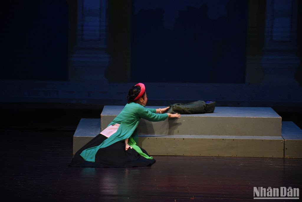 Thị Mầu bị dân làng đuổi đi, buộc giết con, cô đã đến nơi Thị Kính đang tu hành và để đứa con ở lại đó. (Ảnh: ANH ĐÀO)