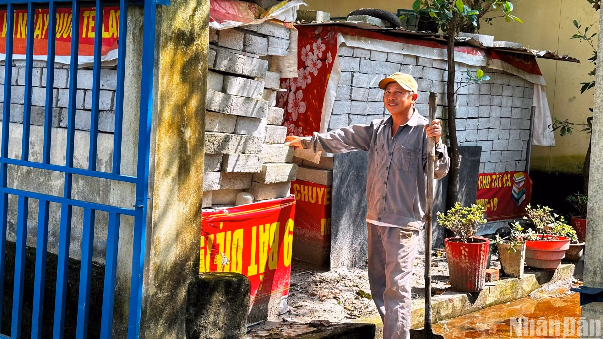 Khi thành phố làm dự án tái định cư, mở đường và các khu đô thị, khu công nghiệp, diện tích đồng ruộng thu hẹp, người dân dần chuyển đổi nghề nghiệp đi làm công nhân cho khu công nghiệp. Nhiều năm qua, gia đình anh Nguyễn Tấn Hải chắt góp đóng gạch để sẵn, khi được di dời sẽ có vật liệu xây dựng để có thể làm nhà, sớm ổn định cuộc sống. (Ảnh: ANH ĐÀO)