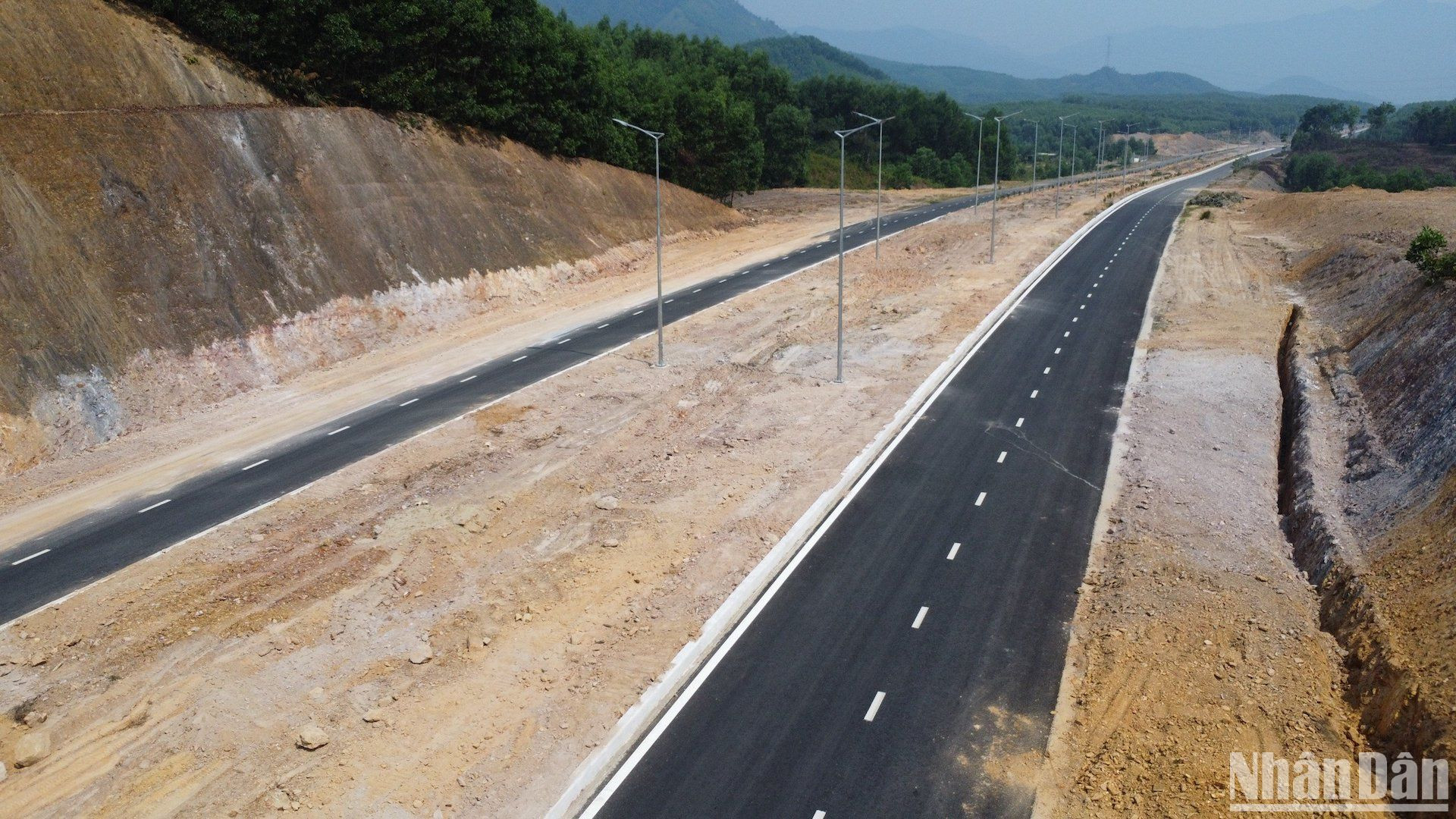 Đường vành đai với hai làn xe, mặt đường đã được thảm nhựa toàn tuyến.