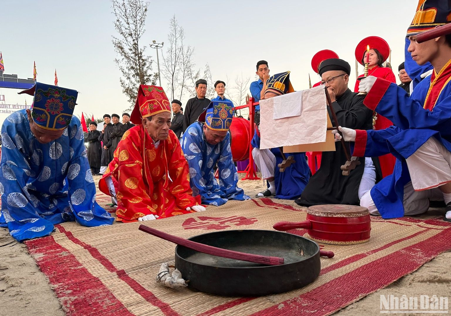 Mở đầu phần chính của Lễ hội cầu Ngư truyền thống quận Thanh Khê, các bô lão trong làng cùng thực hiện nghi thức Lễ Nghinh thần. (Ảnh: ANH ĐÀO)