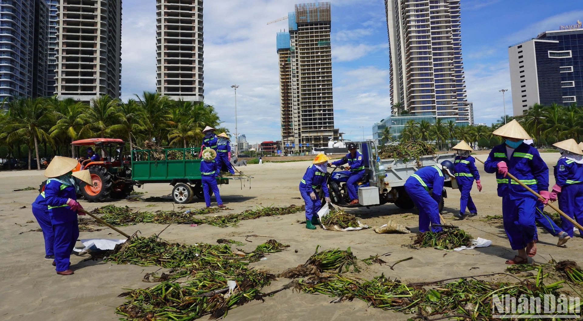 Hàng chục công nhân vệ sinh môi trường đang nỗ lực thu dọn
