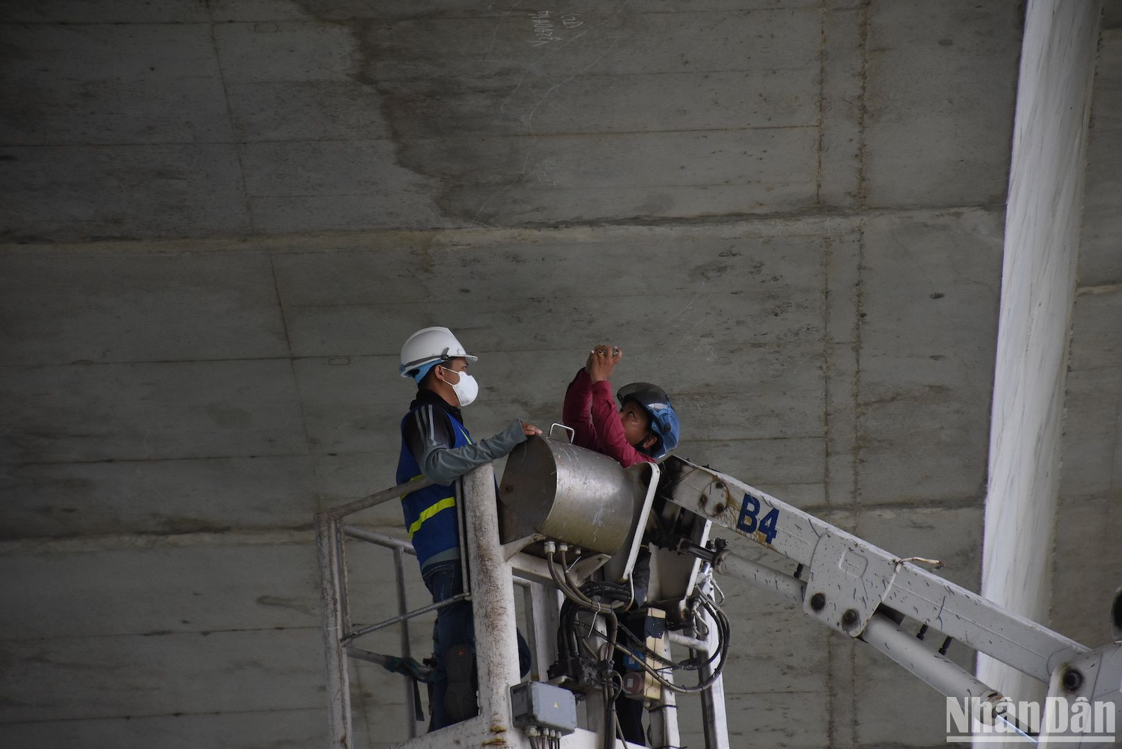 Và chụp lại hình ảnh, lưu hồ sơ để đối chiếu khi thực hiện kiểm tra cầu lần tiếp theo. (ẢNH ANH ĐÀO) Và chụp lại hình ảnh, lưu hồ sơ để đối chiếu khi thực hiện kiểm tra cầu lần tiếp theo. (ẢNH ANH ĐÀO)