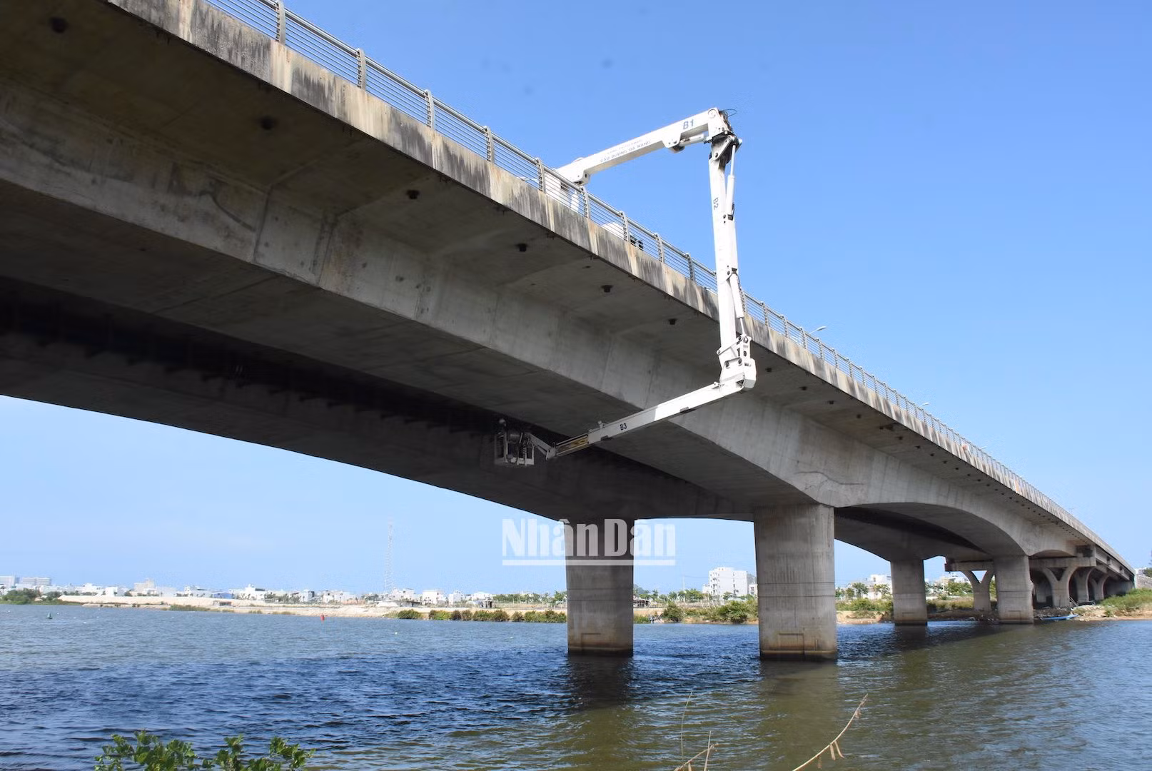 Xe chuyên dụng đưa các kỹ thuật viên tiếp cận các vị trí kỹ thuật dưới gầm cầu Khuê Đông. (Ảnh: ANH ĐÀO)