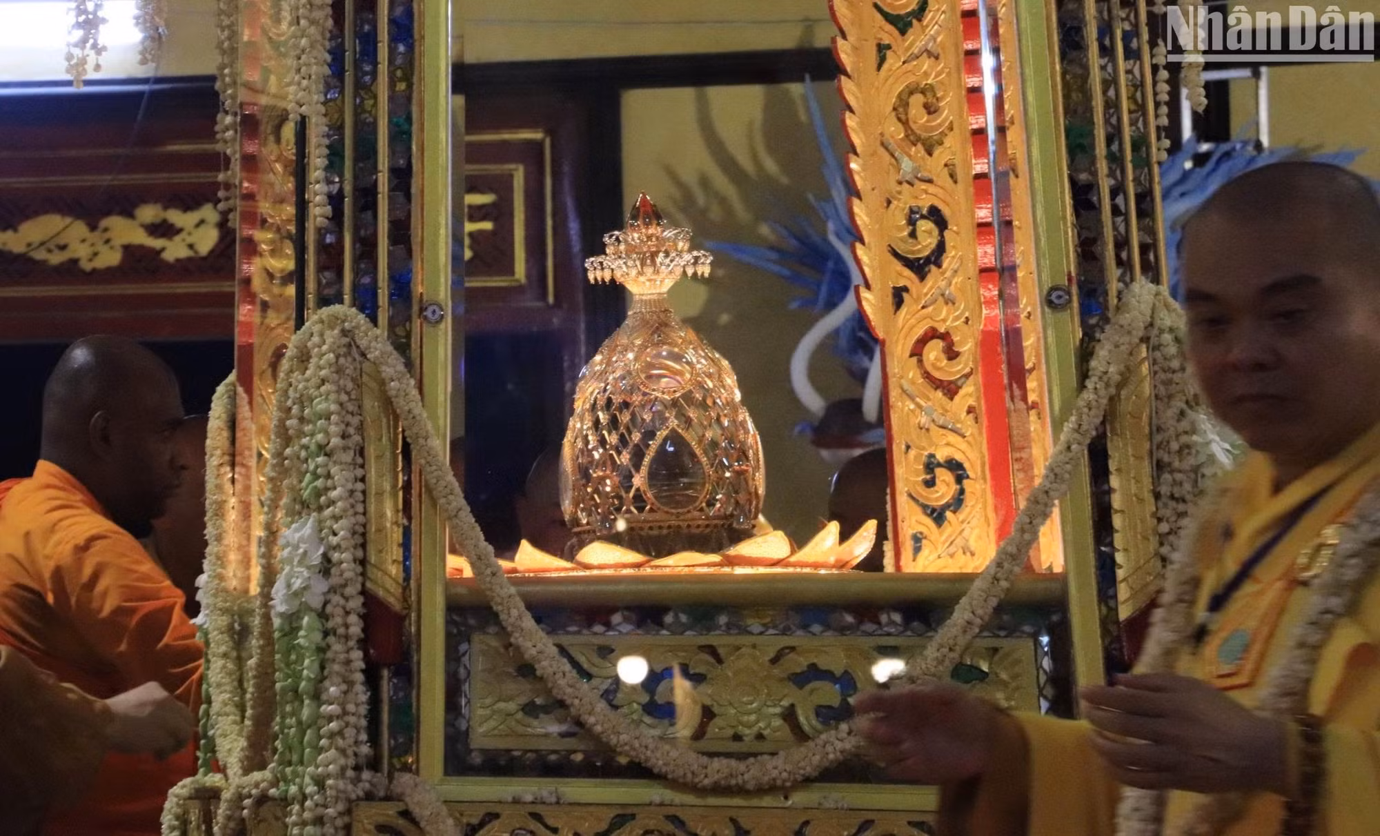 Xá lợi Đức Phật Thích Ca Mâu Ni được tôn trí tại chùa Quán Thế Âm, tối 30/5. (Ảnh: ANH ĐÀO)