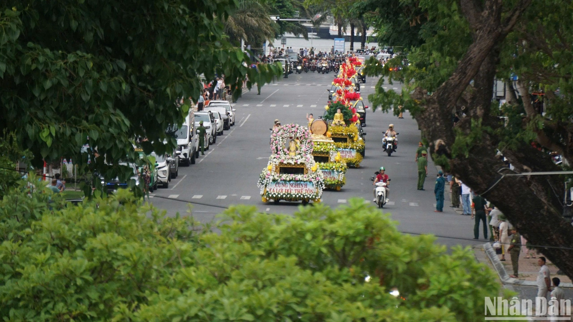 Hình ảnh đoàn rước xá lợi Đức Phật đi qua nhiều tuyến đường trung tâm thành phố Đà Nẵng. (Ảnh: ANH ĐÀO)