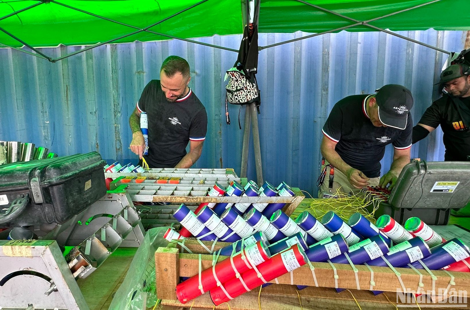 Các thành viên Đương kim vô địch Pháp đang tất bật chuẩn bị pháo. (Ảnh ANH ĐÀO)