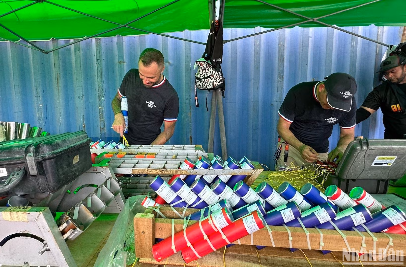 Các thành viên Đương kim vô địch Pháp đang tất bật chuẩn bị pháo. (Ảnh ANH ĐÀO)