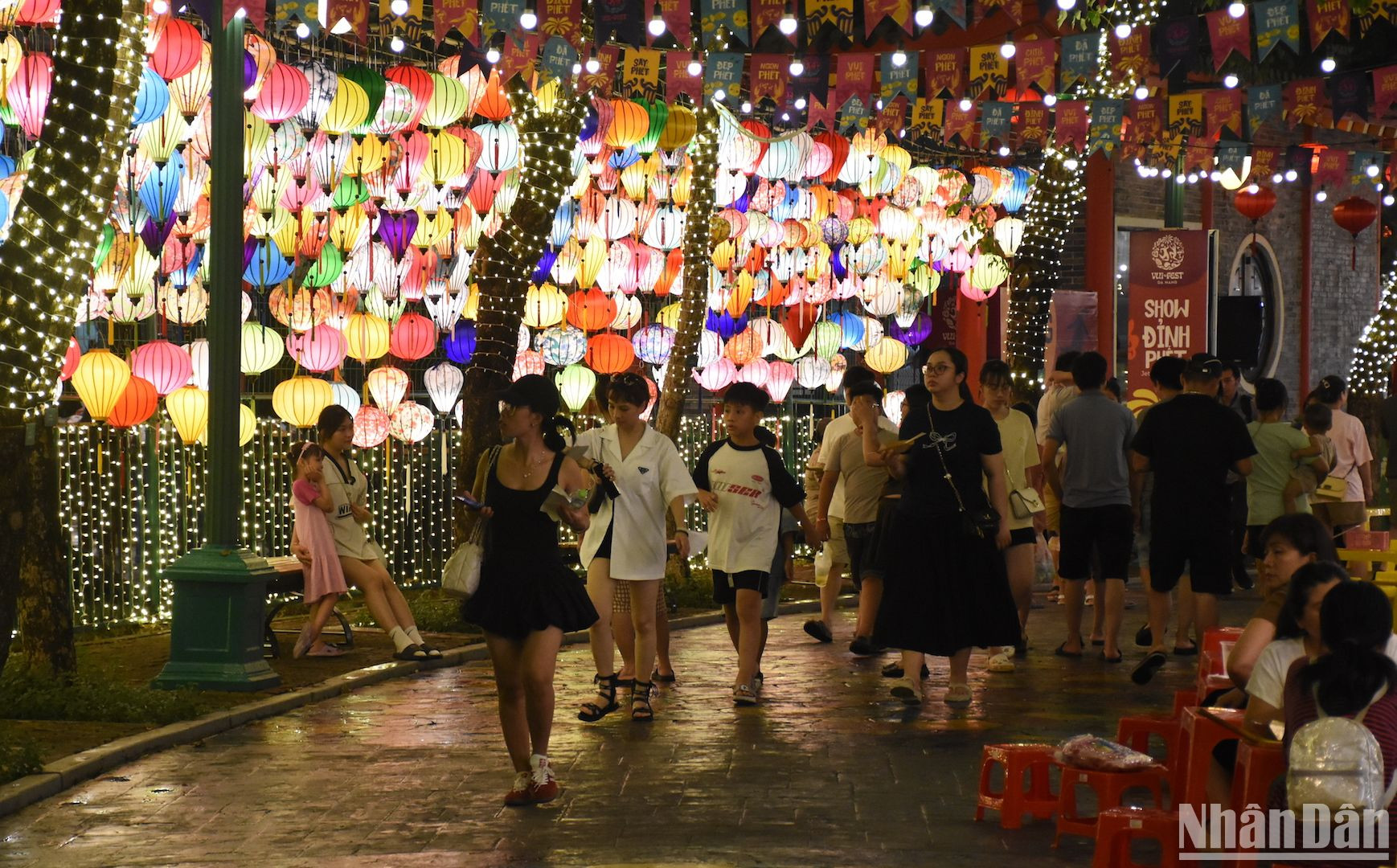 “Symphony of River” diễn ra vào tất cả các ngày trong tuần, lúc 20 giờ 30 phút hàng đêm sẽ là điểm hẹn lý tưởng của giới trẻ. (Ảnh: ANH ĐÀO)