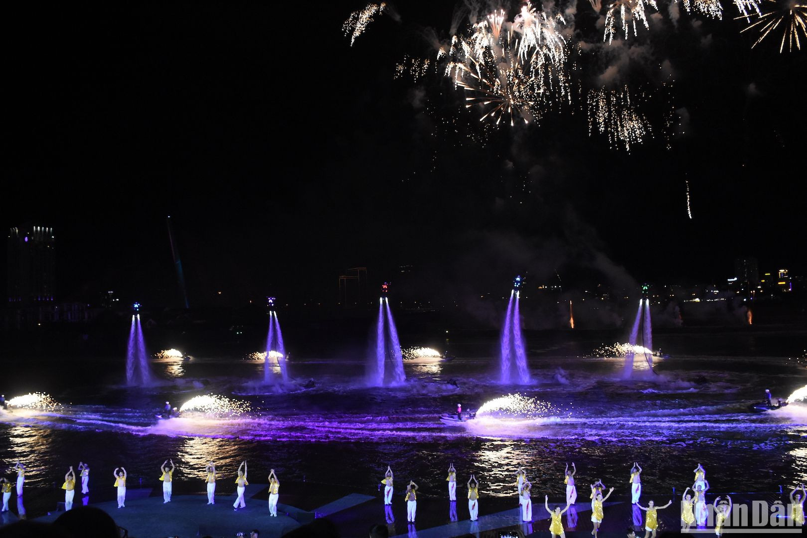 Việc sử dụng những tác phẩm âm nhạc cổ điển nổi tiếng để kể câu chuyện xuyên suốt đã tạo nên một “khuôn nhạc” mang tên “Symphony of River”, nơi các nghệ sĩ, các vận động viên là những “nốt nhạc” bay bổng, thăng hoa. (Ảnh: ANH ĐÀO)