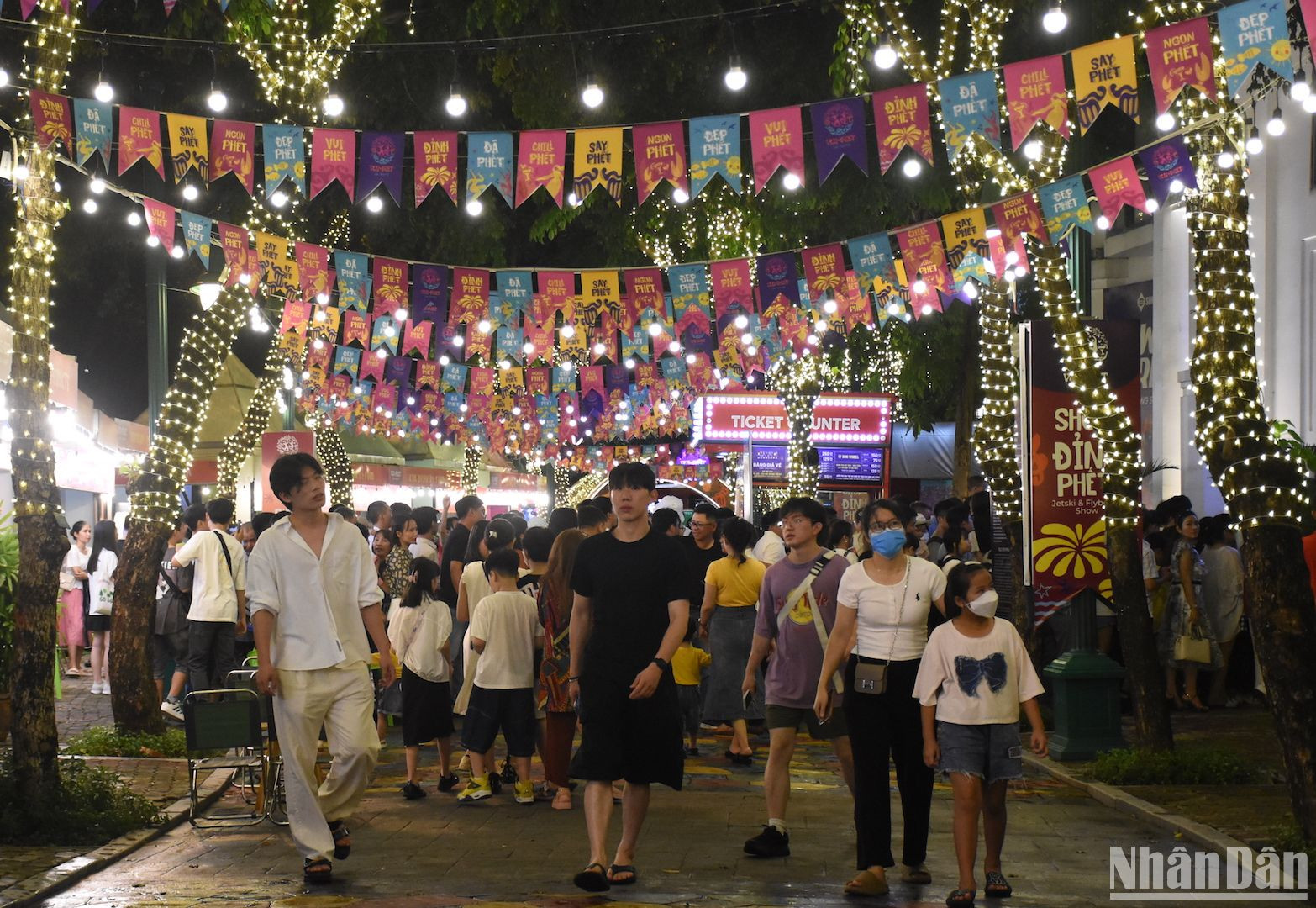 Rất đông người dân, du khách đổ về DaNang Downtown để xem chương trình tối ngày 28/6. (Ảnh: ANH ĐÀO)