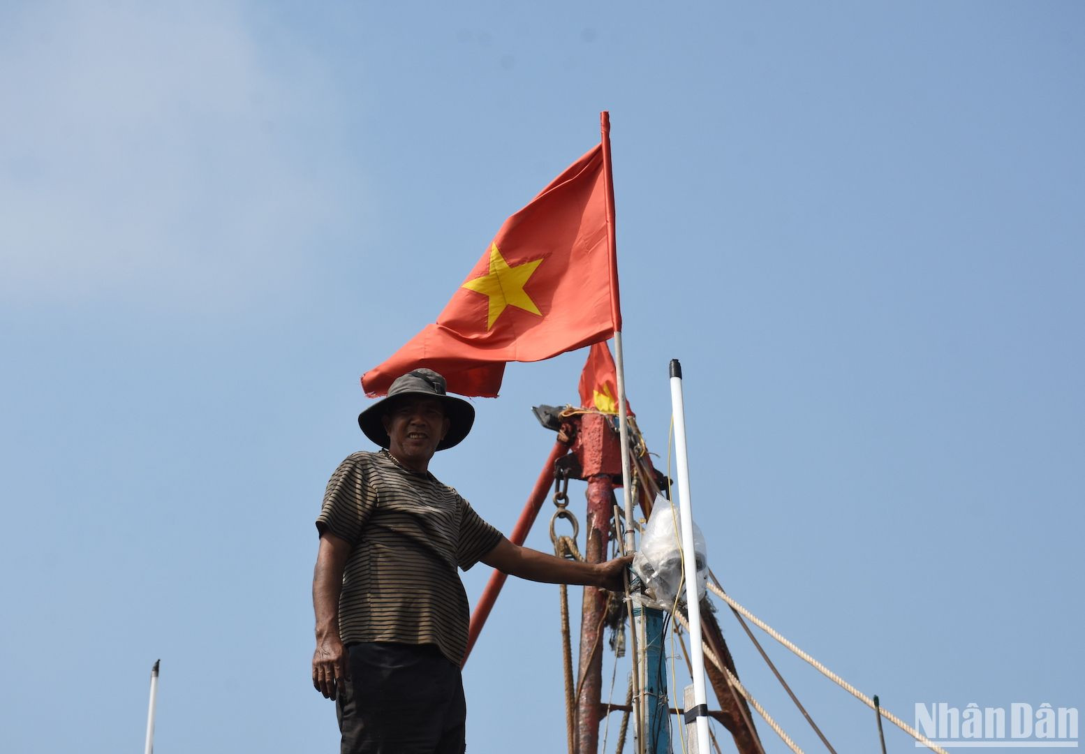 ... và treo lại cờ Tổ quốc trước mũi tàu, sẵn sàng ra khơi.