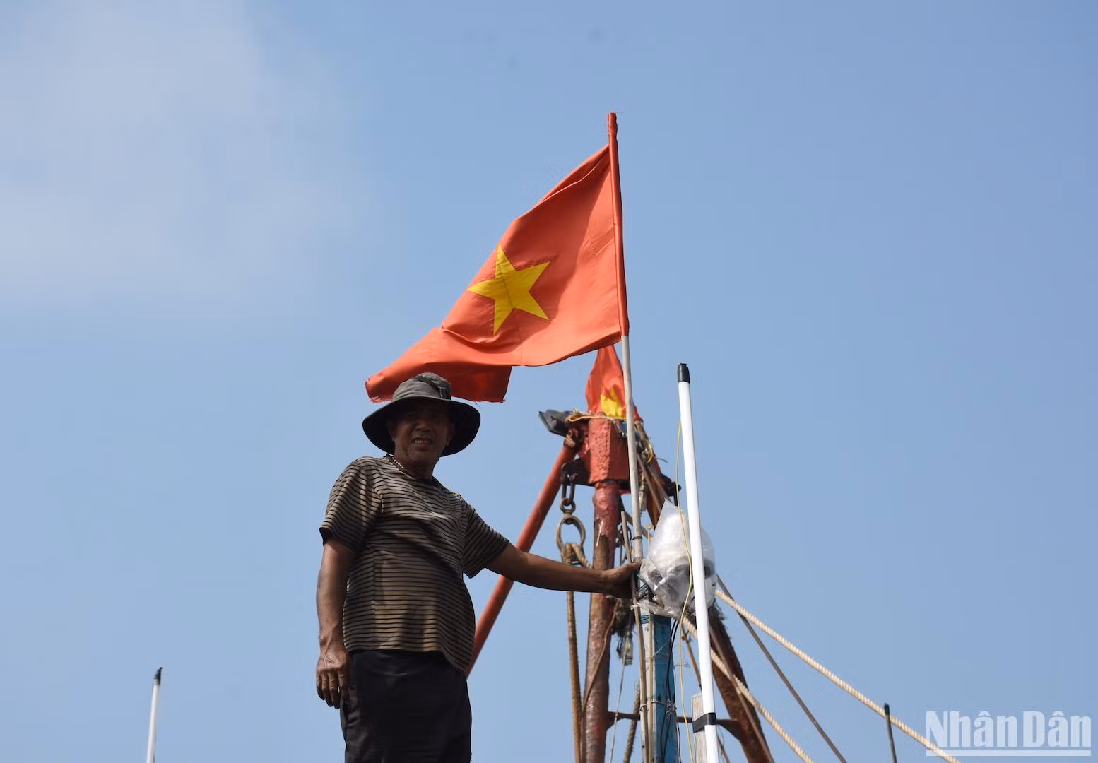 ... và treo lại cờ Tổ quốc trước mũi tàu, sẵn sàng ra khơi.