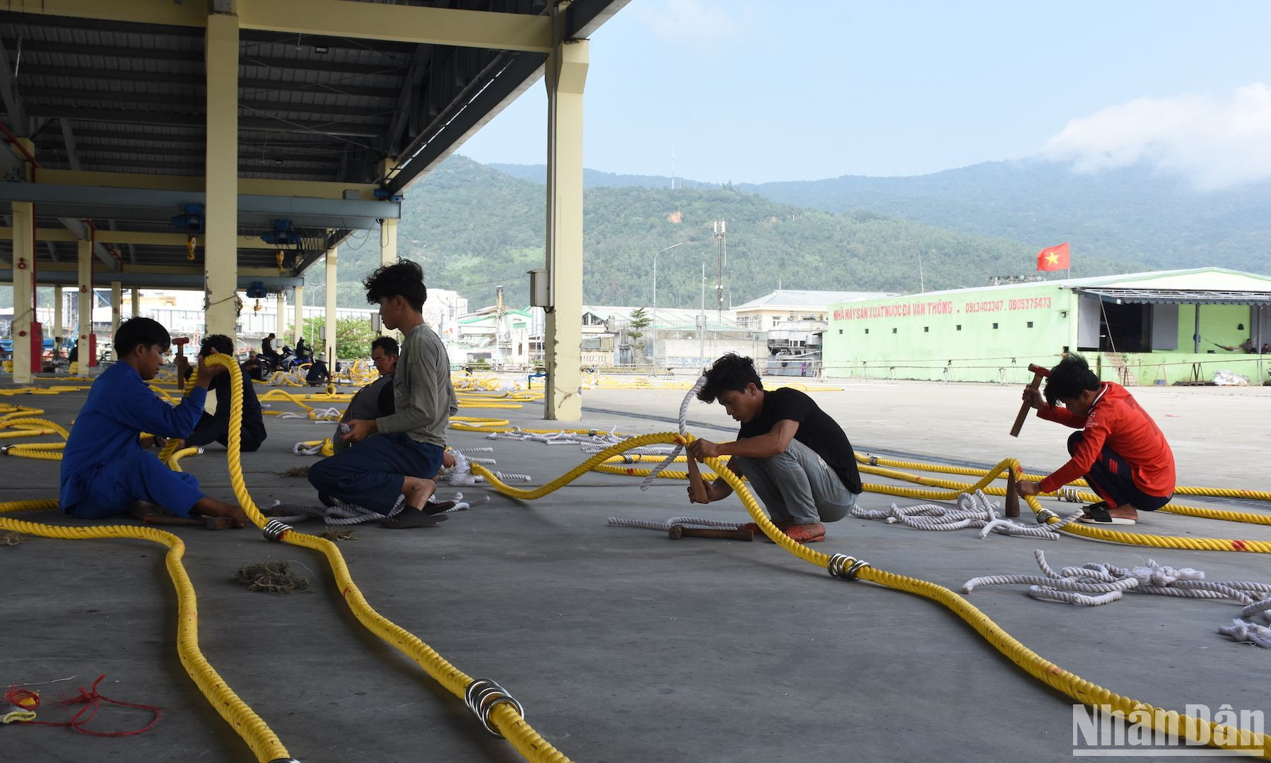 Không khí chuẩn bị ngư lưới cụ tại khu vực cầu cảng chiều 21/2.