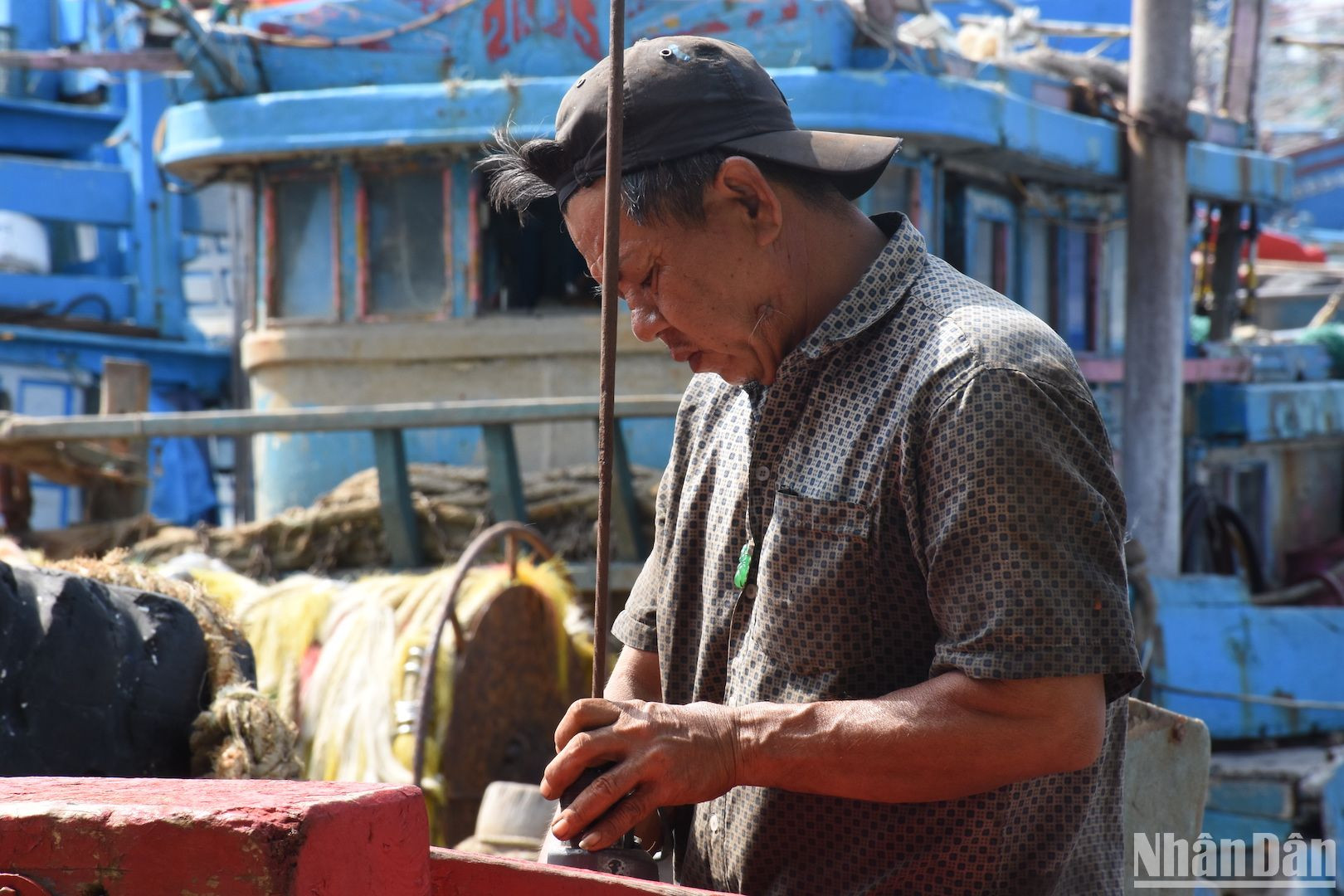 Kiểm tra kỹ từng bộ phận kỹ thuật trên tàu cá trước ngày ra khơi.