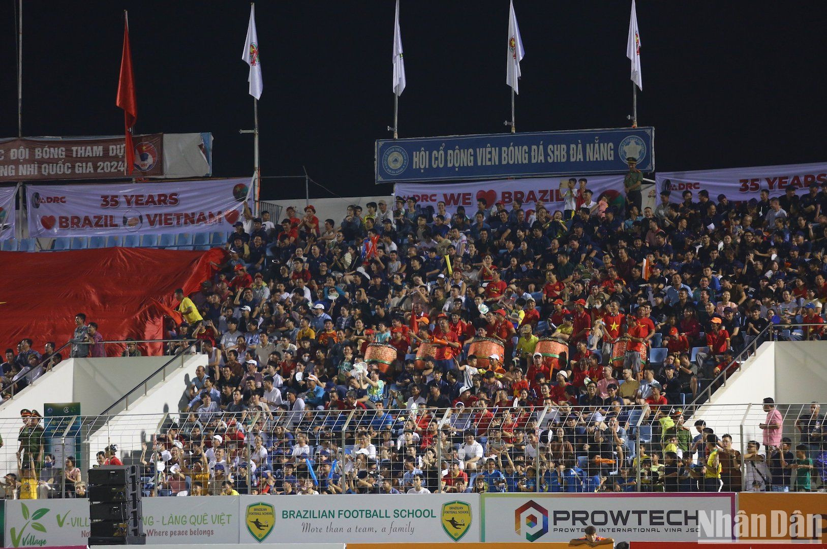 Hàng ngàn người hâm mộ đến sân cỗ vũ cho trận đấu giao hữu giữa các tuyển thủ.