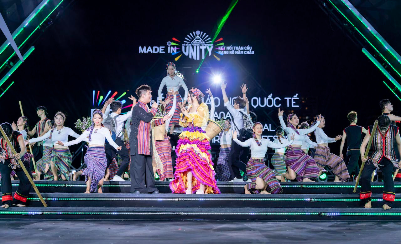 Bản hòa ca đầy sắc màu sẽ mang lại cho khán giả những phút giây thư thái tuyệt vời bên sông Hàn Đà Nẵng.