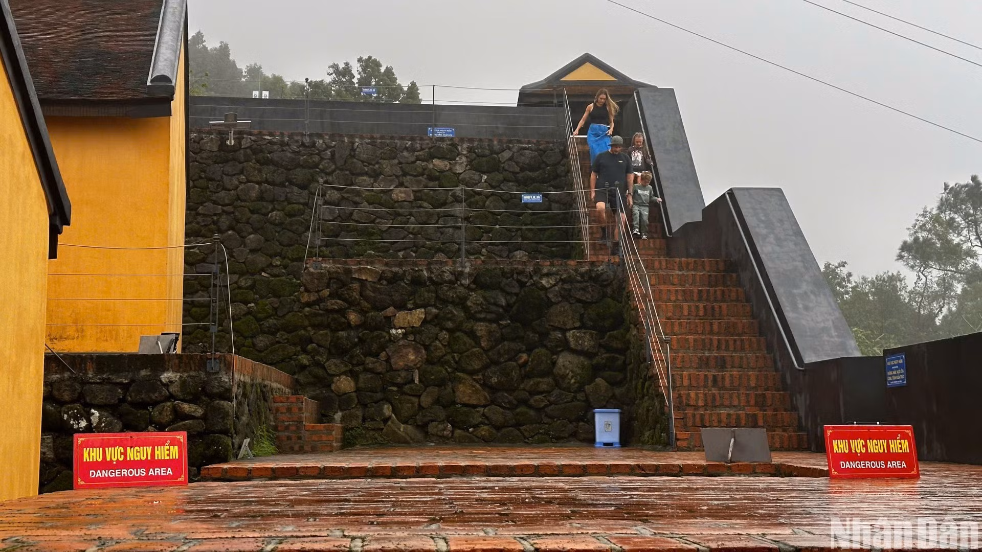 Nhiều bảng cảnh báo, hướng dẫn nhằm bảo đảm an toàn cho du khách khi di chuyển tham quan Di tích Quốc gia Hải Vân quan, đặc biệt khi trời mưa và sương mù dày đặc. (Ảnh: ANH ĐÀO)