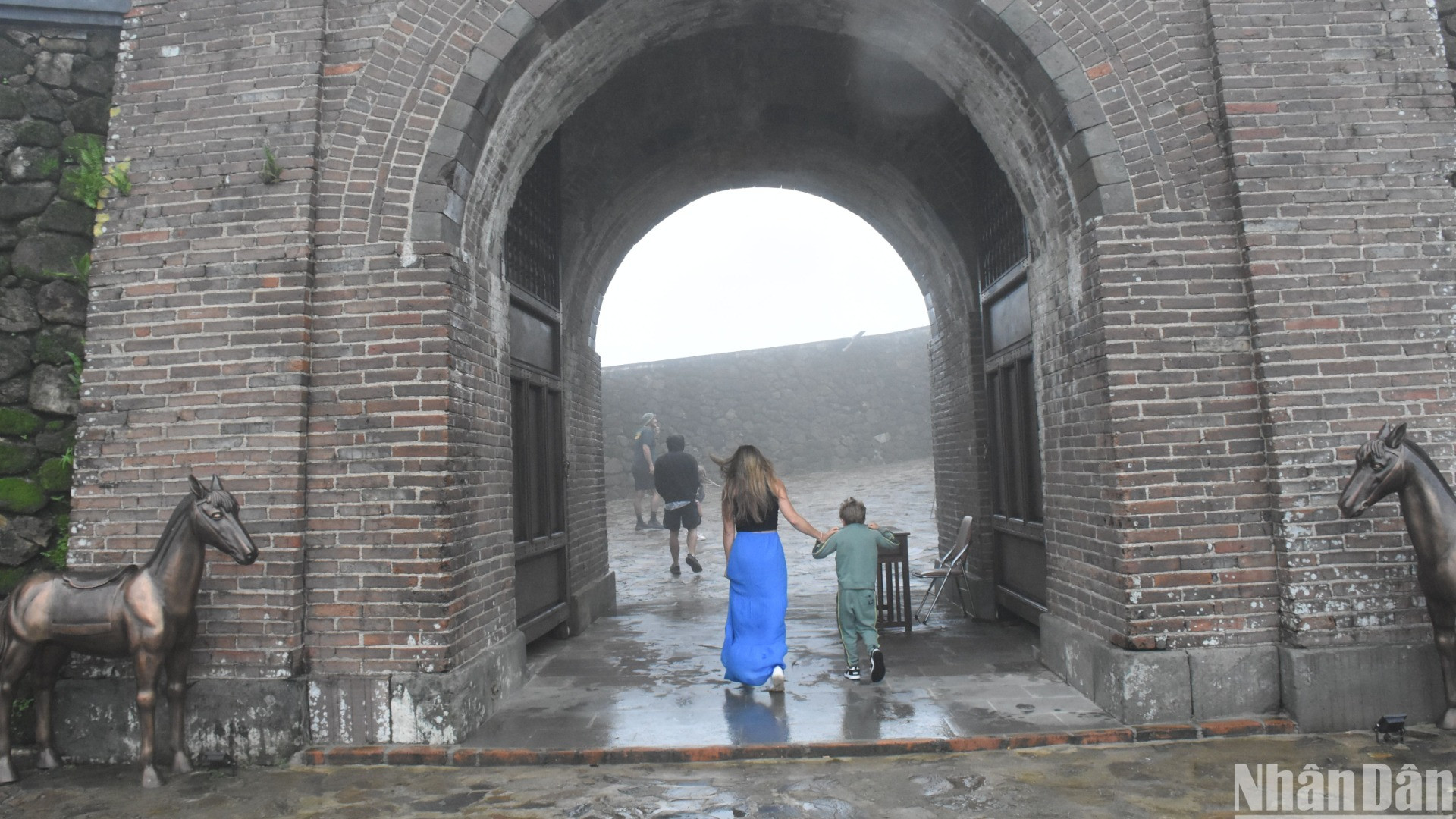 Từ cổng chính, du khách di chuyển đến khu vực phòng trưng bày tư liệu hình ảnh. (Ảnh: ANH ĐÀO)