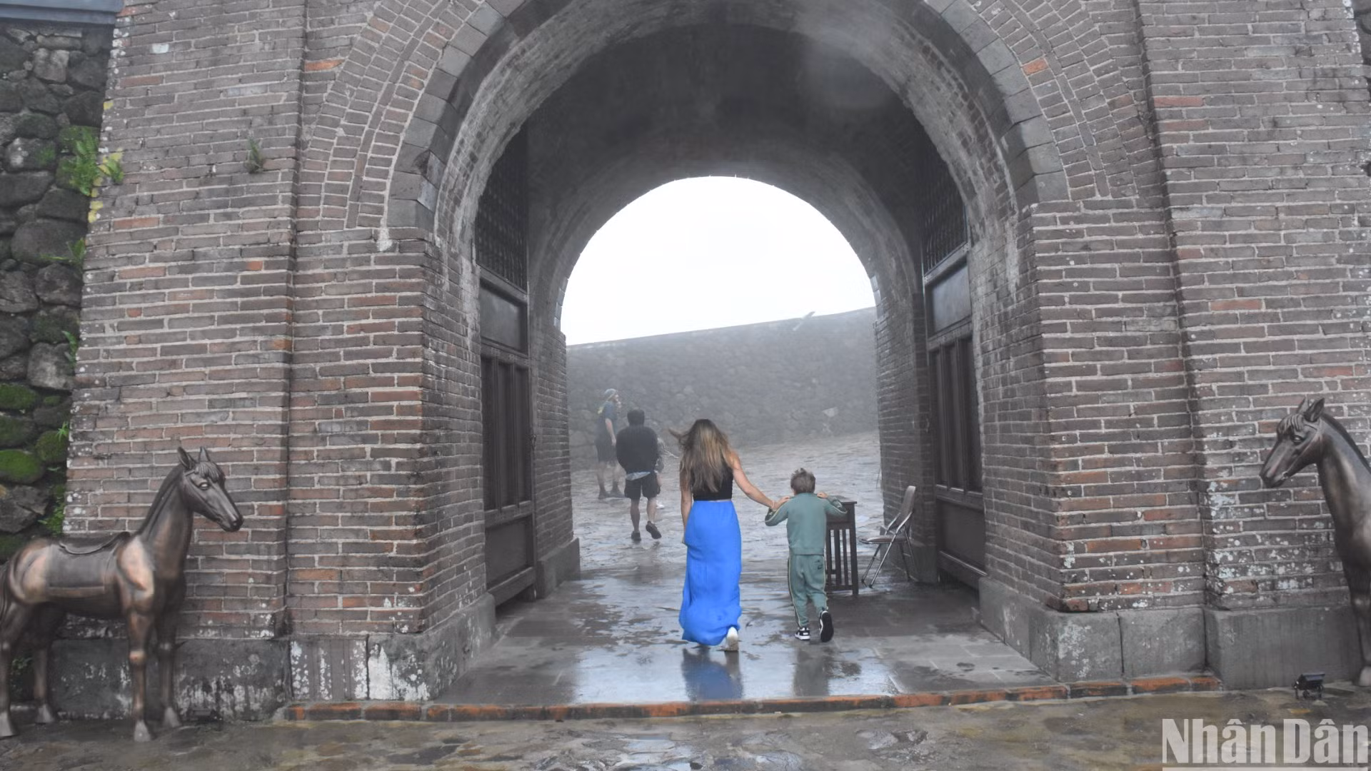 Từ cổng chính, du khách di chuyển đến khu vực phòng trưng bày tư liệu hình ảnh. (Ảnh: ANH ĐÀO)