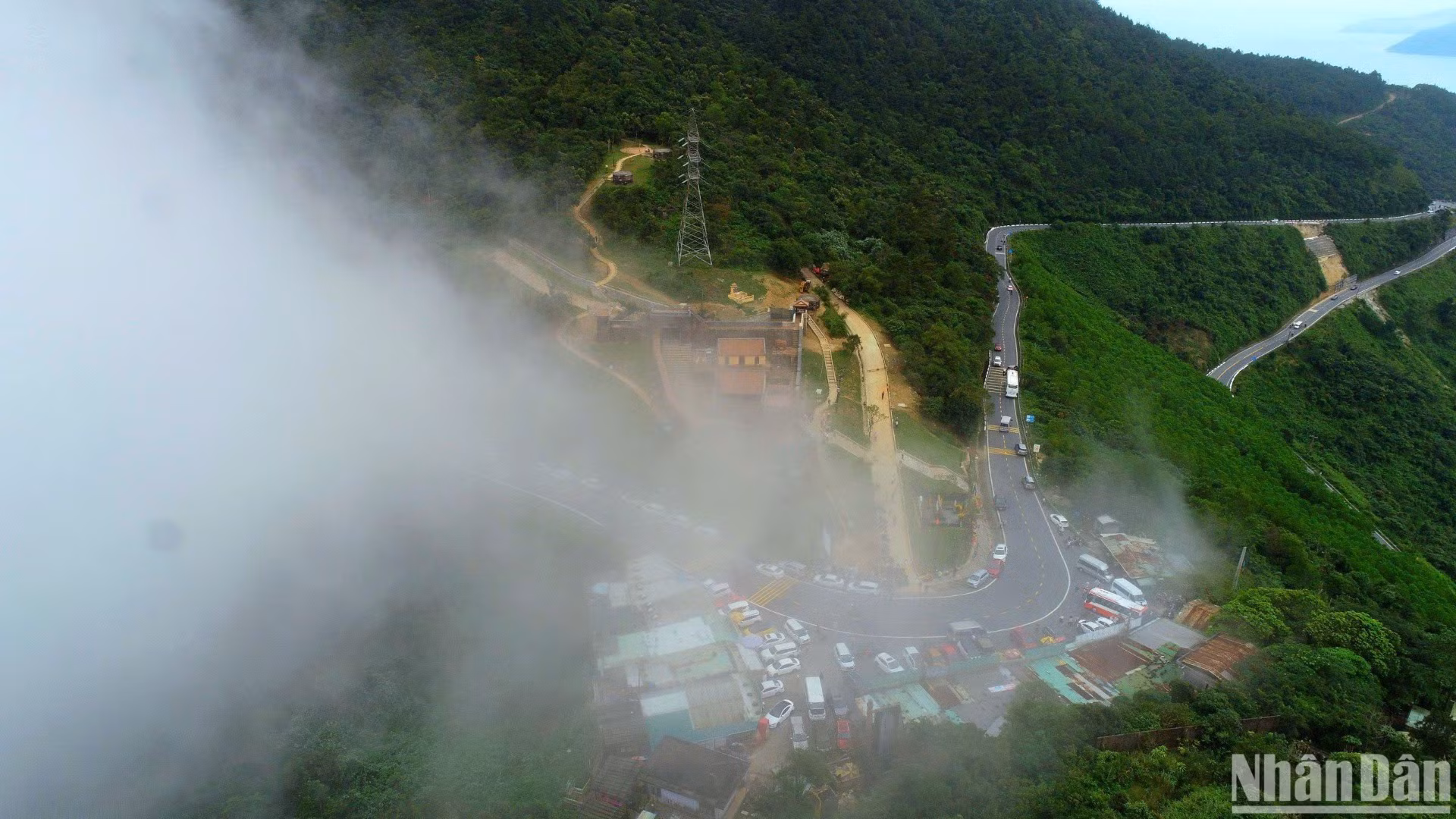 Di tích Quốc gia Hải Vân quan nhìn từ trên cao,