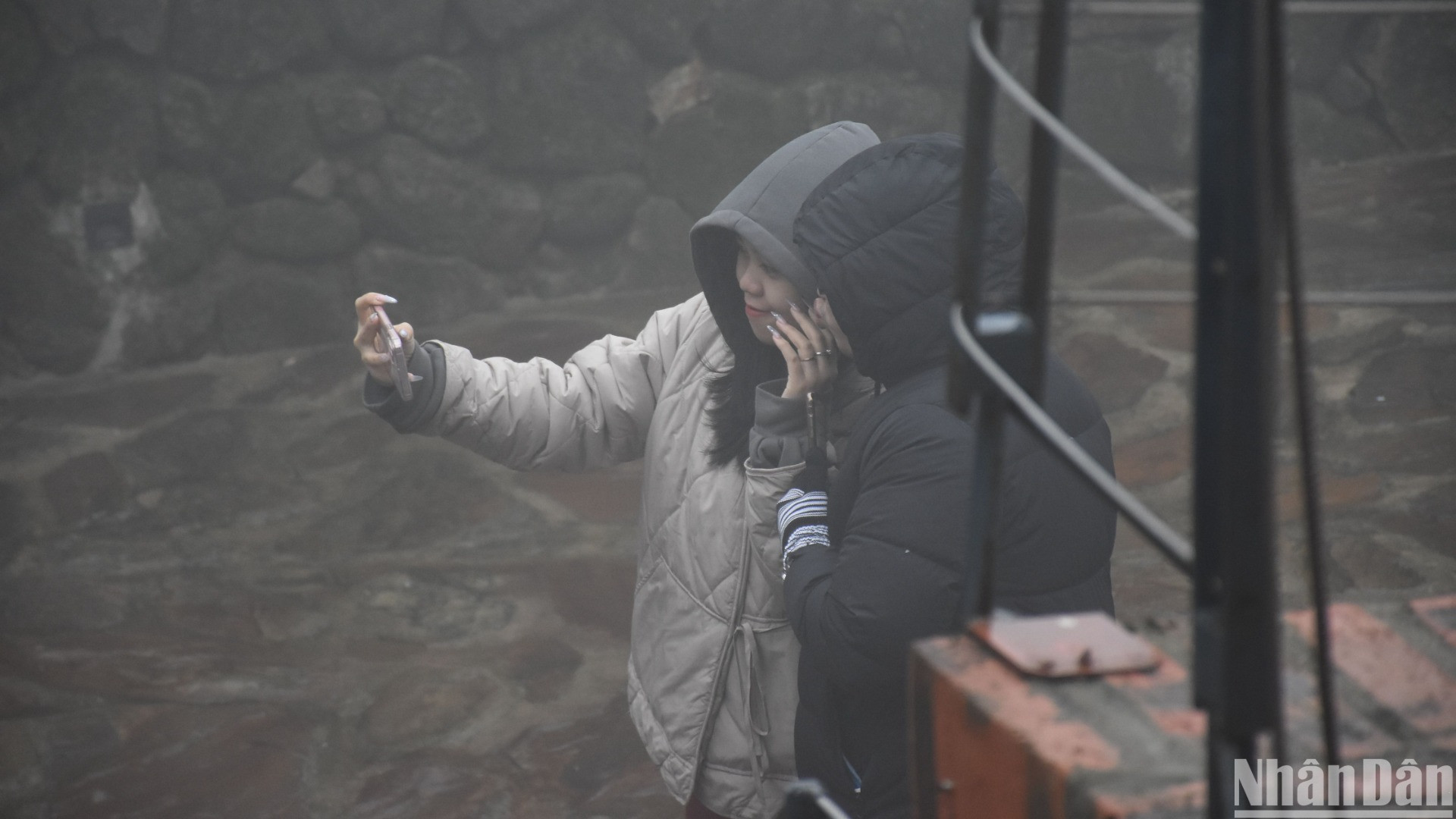 Du khách đội mưa tham quan và chụp ảnh lưu lại khoảnh khắc đẹp trên Di tích Quốc gia Hải Vân quan. (Ảnh: ANH ĐÀO)