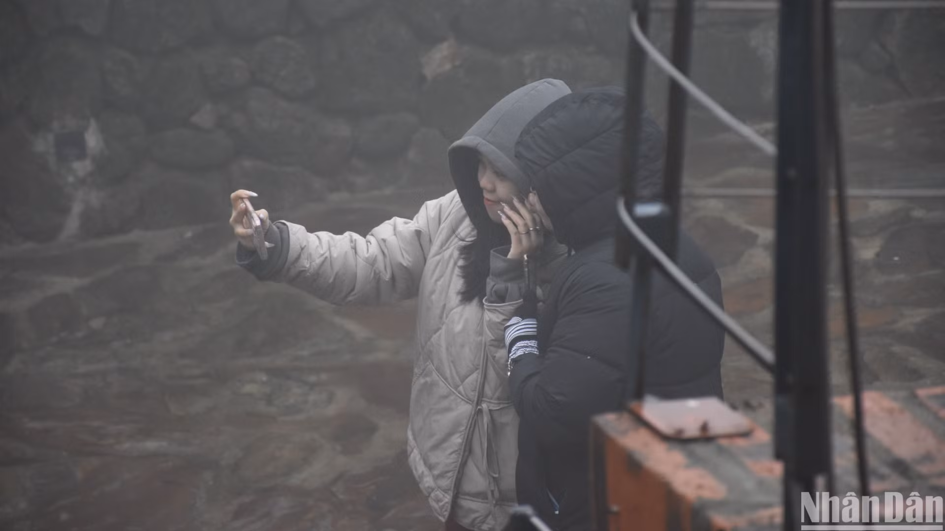 Du khách đội mưa tham quan và chụp ảnh lưu lại khoảnh khắc đẹp trên Di tích Quốc gia Hải Vân quan. (Ảnh: ANH ĐÀO)