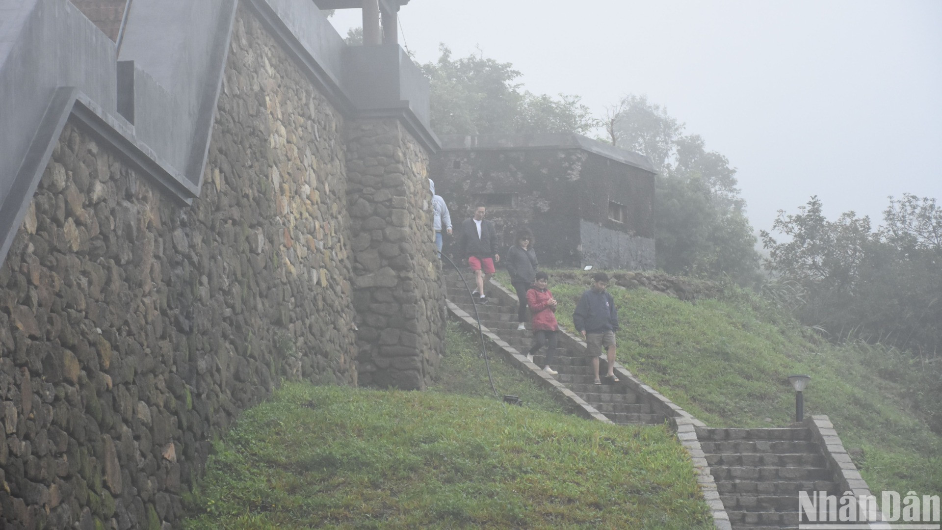 Mùa này trên đỉnh Hải Vân quan sương phủ dày, nhiều đoàn du khách quốc tế tham quan từng khu vực lõi của di tích và di chuyển ra phía đường cổng chính. (Ảnh: ANH ĐÀO)
