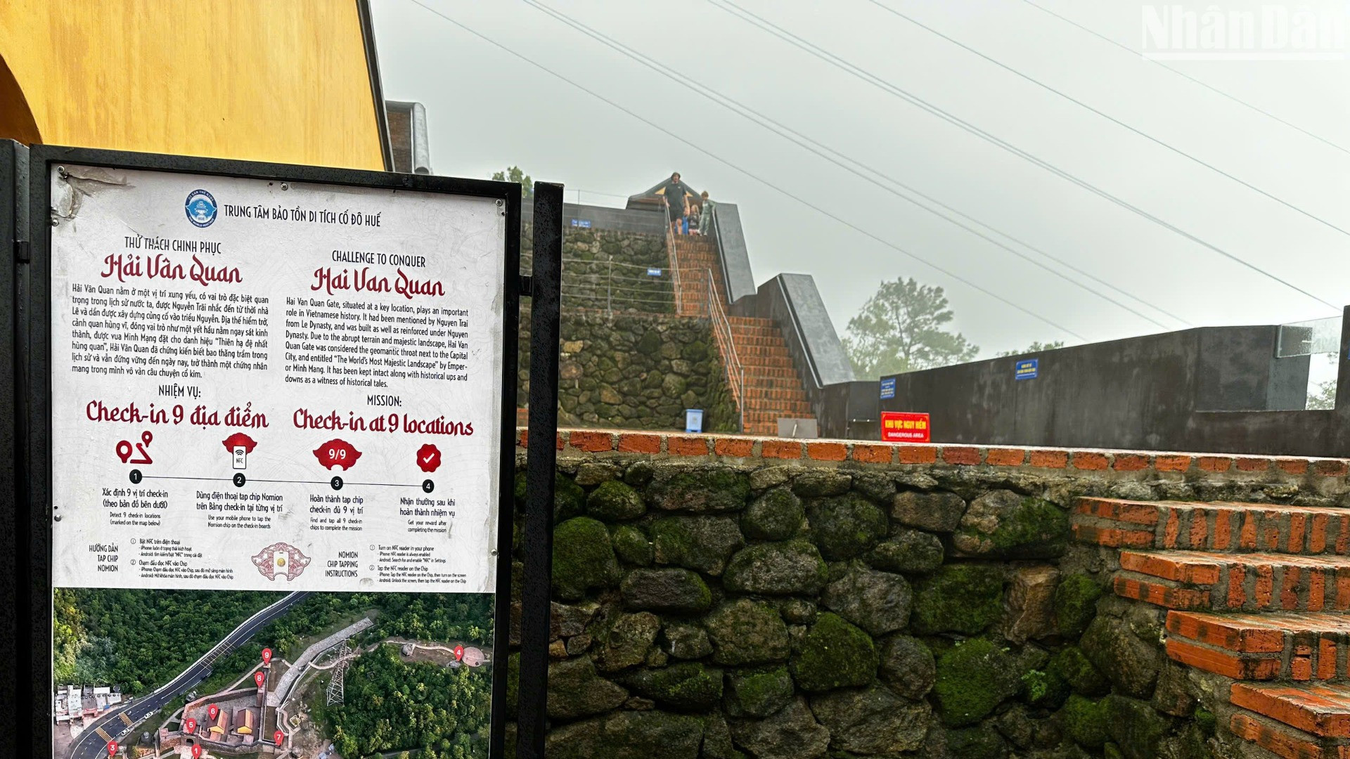 Tại khu vực nhà trưng bày tư liệu, du khách có thể sử dụng bản đồ 3D để tiếp tục tham quan theo hướng dẫn. (Ảnh: ANH ĐÀO)