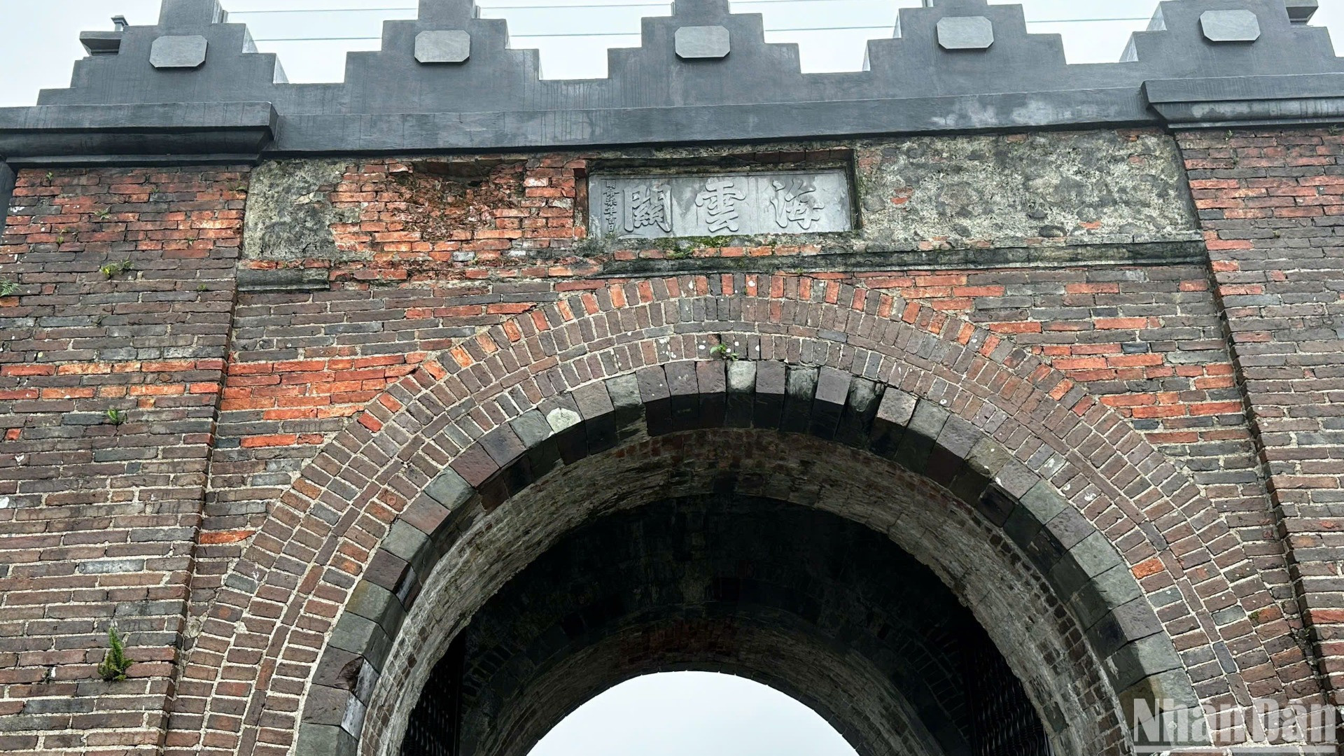 Cổng chính Hải Vân quan được trùng tu nguyên vẹn các giá trị gốc. (Ảnh: ANH ĐÀO)