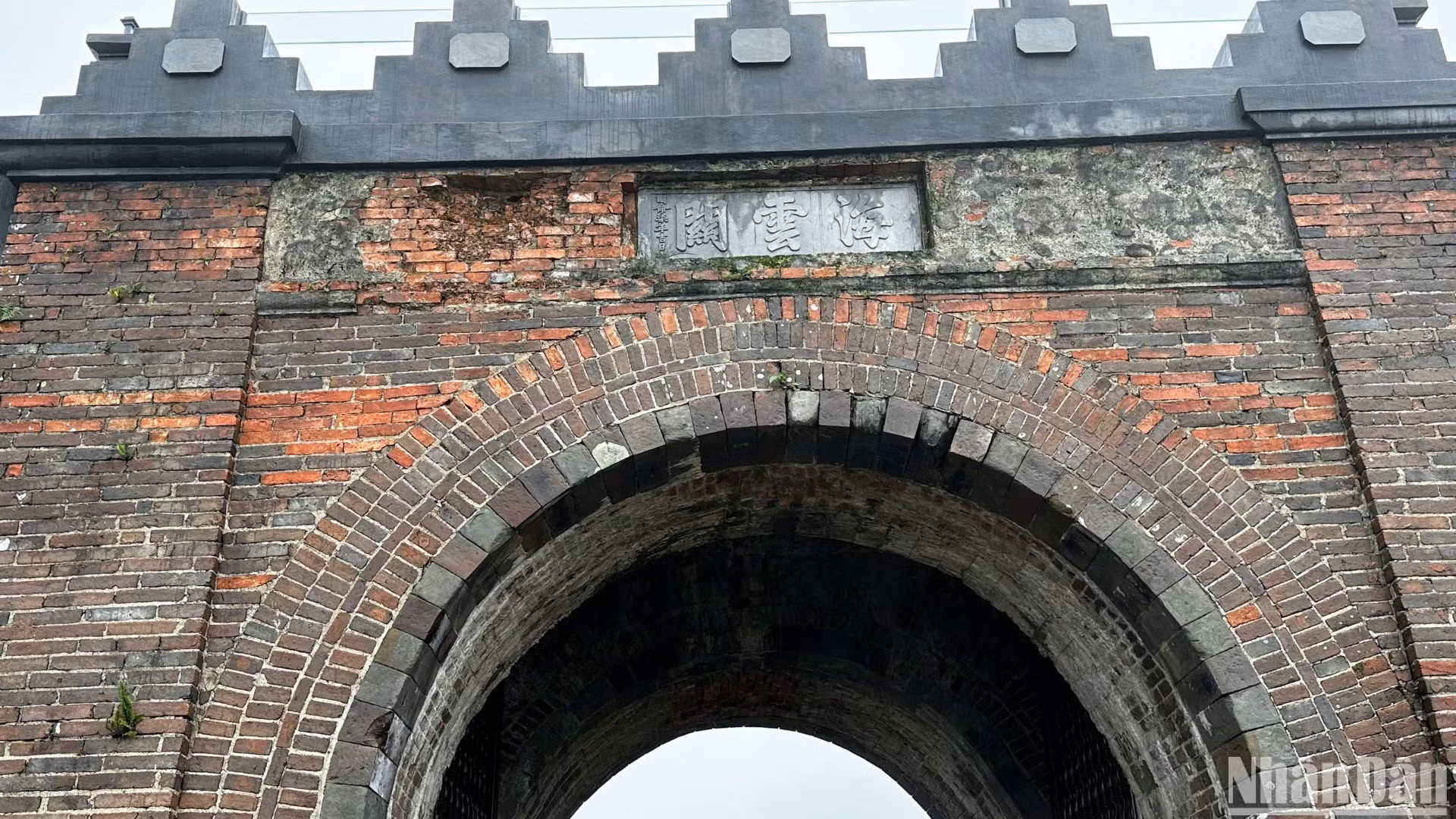 Cổng chính Hải Vân quan được trùng tu nguyên vẹn các giá trị gốc. (Ảnh: ANH ĐÀO)