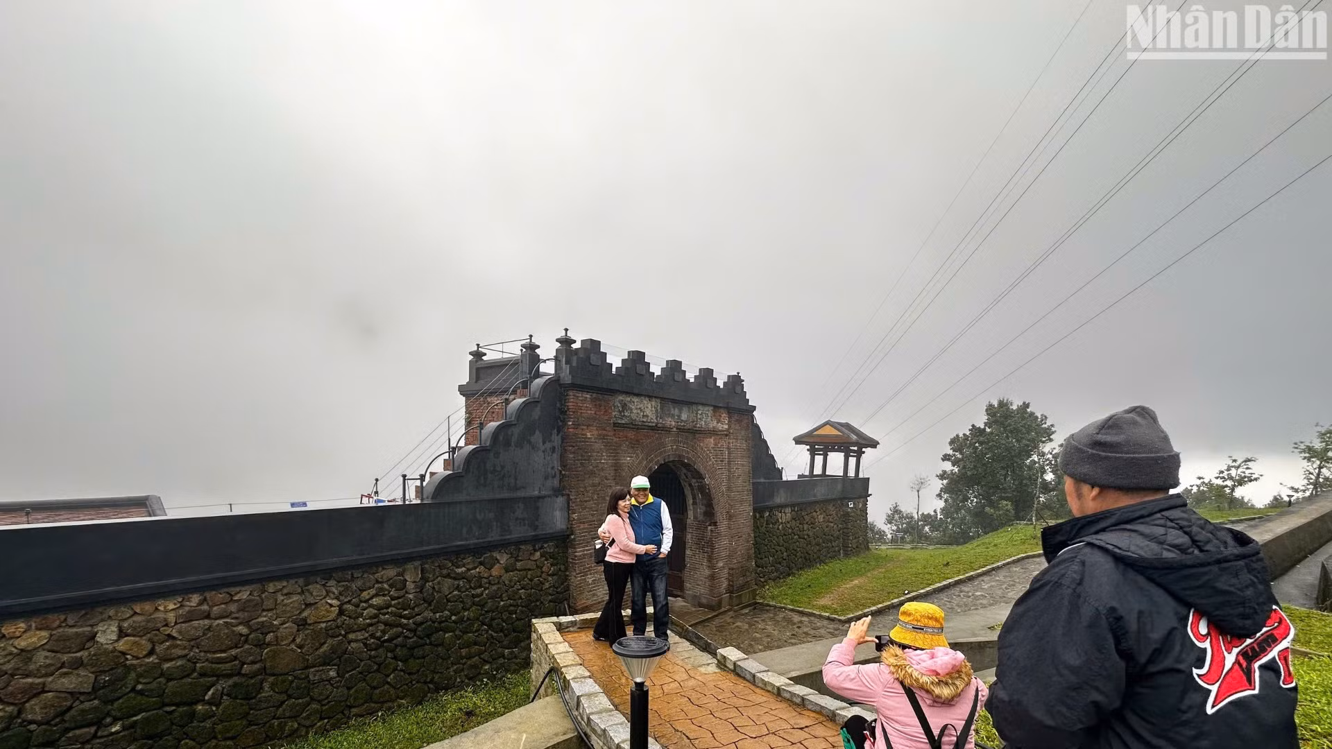 Du khách tham quan chụp ảnh Check-in tại di tích sáng 17/12. (Ảnh: ANH ĐÀO)