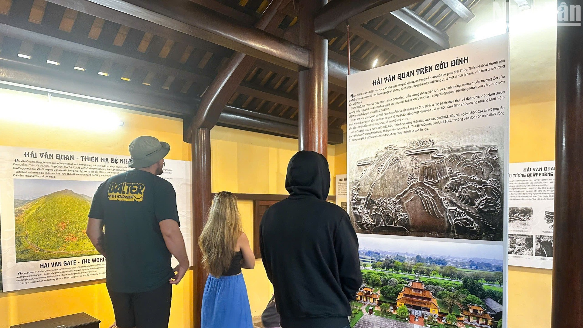 Những tư liệu, hình ảnh chính liên quan đến Di tích Quốc gia Hải Vân quan được bố trí, sắp xếp phù hợp theo từng mốc thời gian. (Ảnh: ANH ĐÀO)