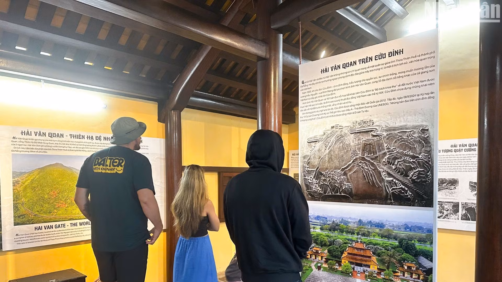 Những tư liệu, hình ảnh chính liên quan đến Di tích Quốc gia Hải Vân quan được bố trí, sắp xếp phù hợp theo từng mốc thời gian. (Ảnh: ANH ĐÀO)