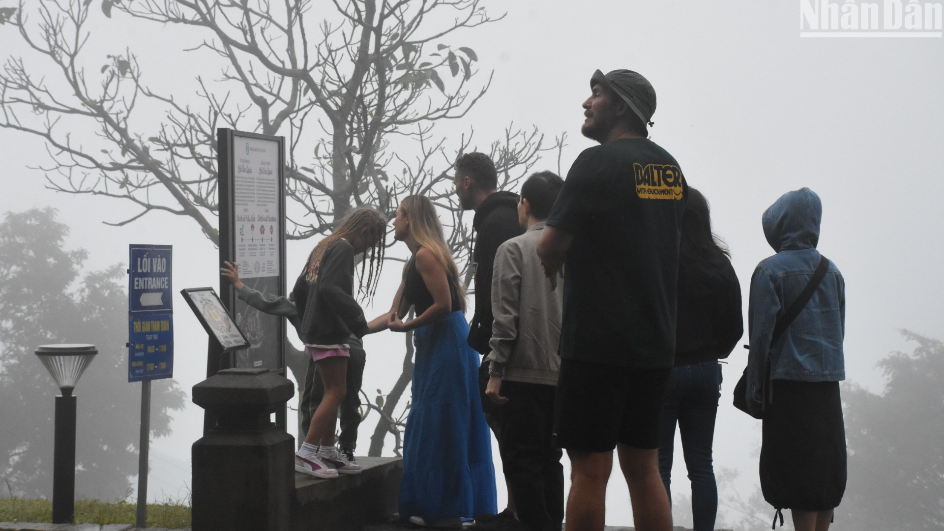 Đoàn du khách quốc tế tìm hiểu bản đồ số 3D trước khi vào tham quan Di tích Quốc gia Hải Vân quan sáng 17/12 (Ảnh: ANH ĐÀO)